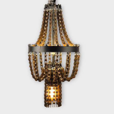 Ambachtelijke industriële verlichting met fietskettingen.