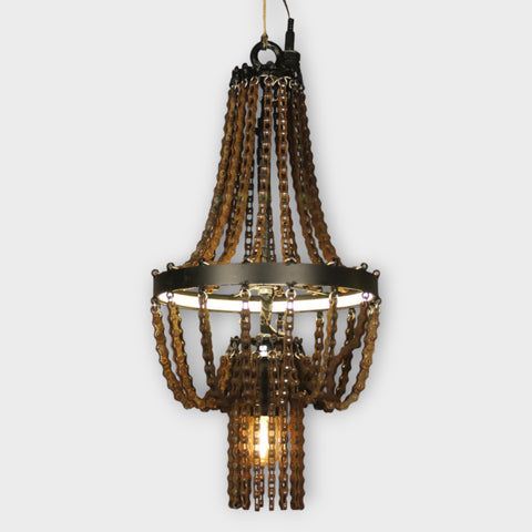 Artistieke hanglamp van fietskettingen met uniek ontwerp.