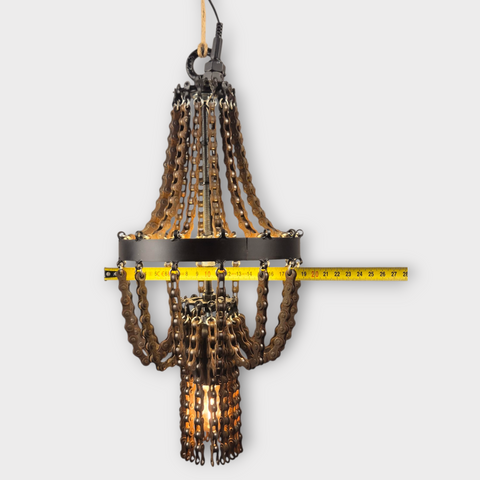 Creatieve industriële lamp met kettingstructuur.