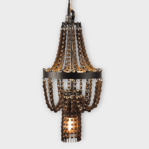 Designkroonluchter van gerecycled metaal en kettingen.