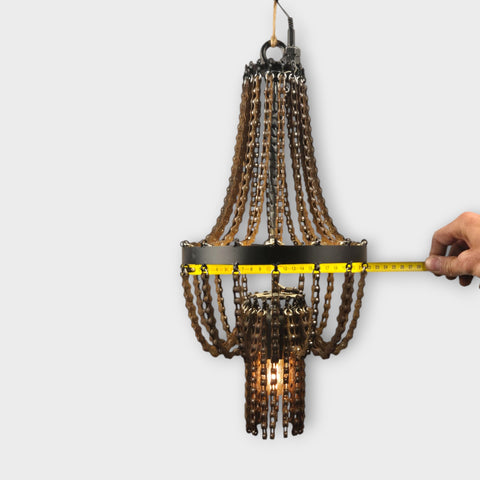 Designlamp gemaakt van gerecyclede fietskettingen.