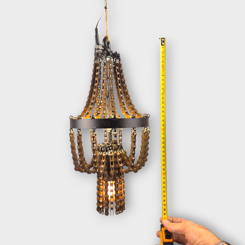 Kettinglamp met industrieel karakter en warm licht.