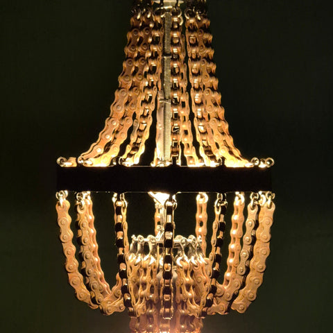 Moderne industriële hanglamp van fietskettingen.