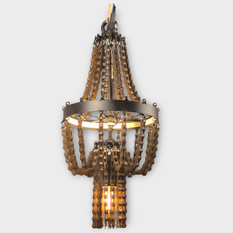 Robuuste hanglamp van fietskettingen voor loftinterieurs.