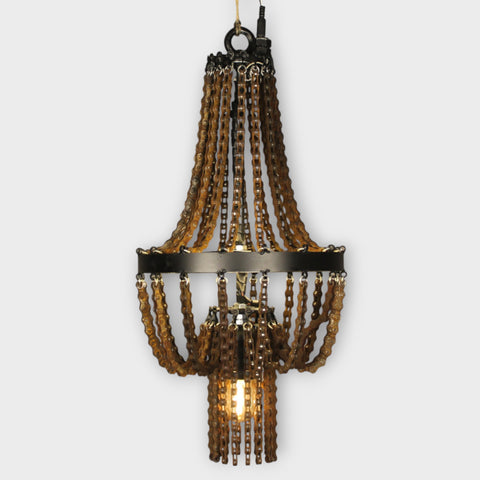 Stoere industriële kroonluchter van metalen kettingen.