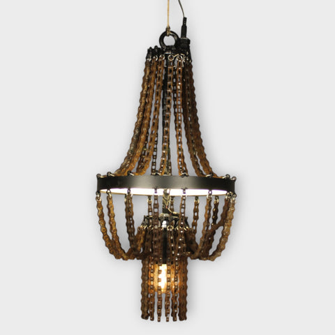 Vintage industriële lamp van gerecyclede metalen kettingen.